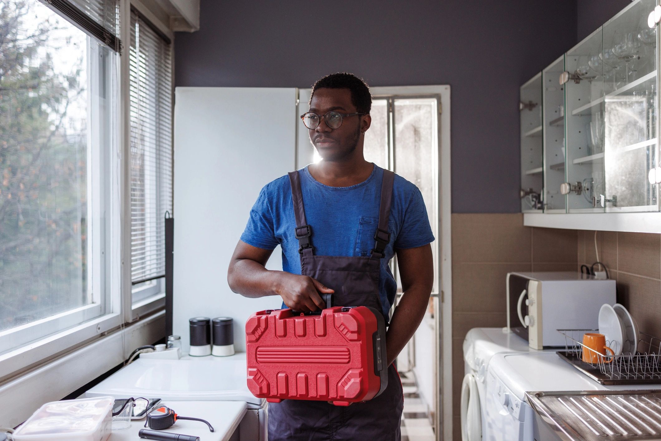Portrait of a handyman holding a toolbox